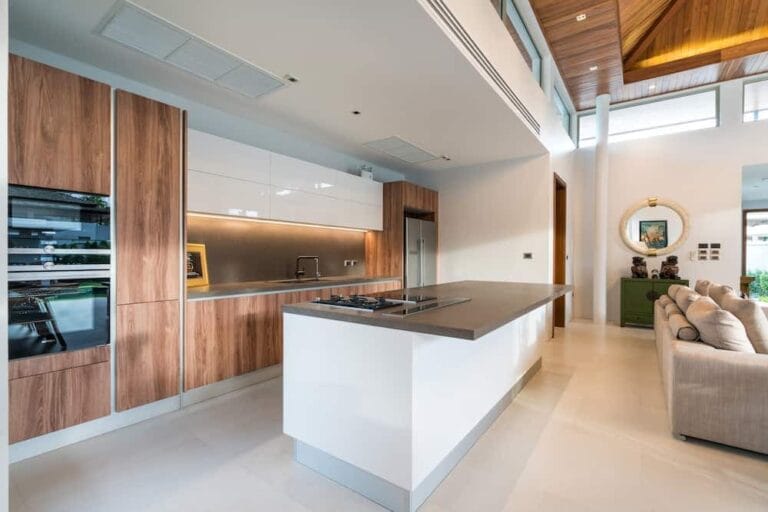 piękny współczesny nowoczesny design apartament z naturalnym światłem z okna bir biała zasłona
