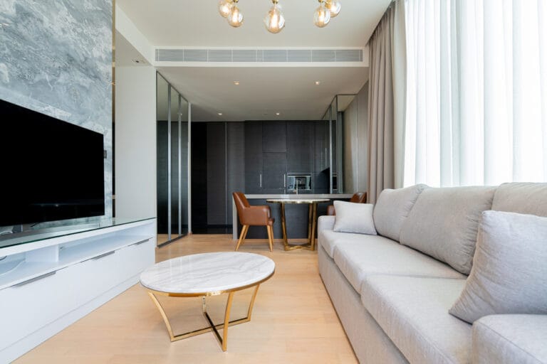 piękny współczesny nowoczesny design apartament z naturalnym światłem z okna bir biała zasłona